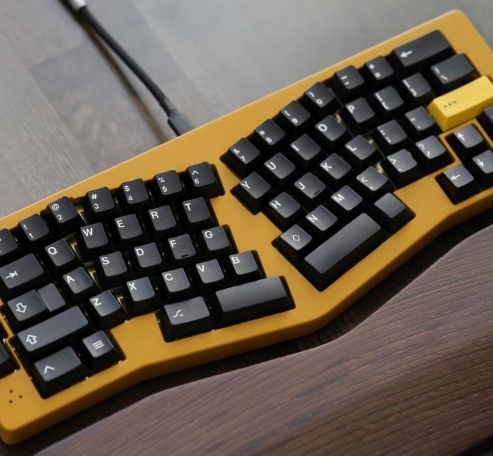 Sneakbox Designs Alice Ava keyboard on desk.