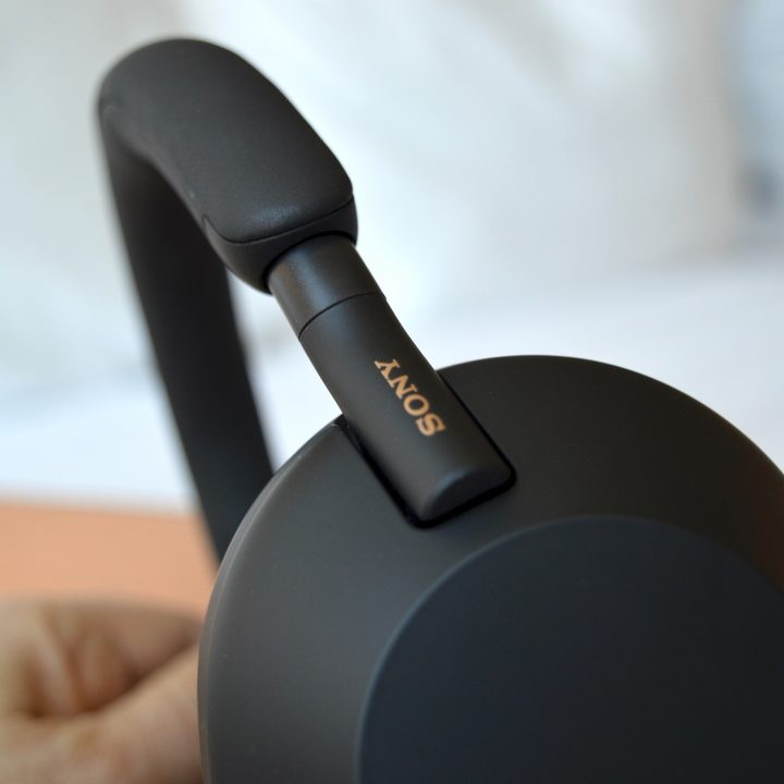 Sony WH-1000XM5.