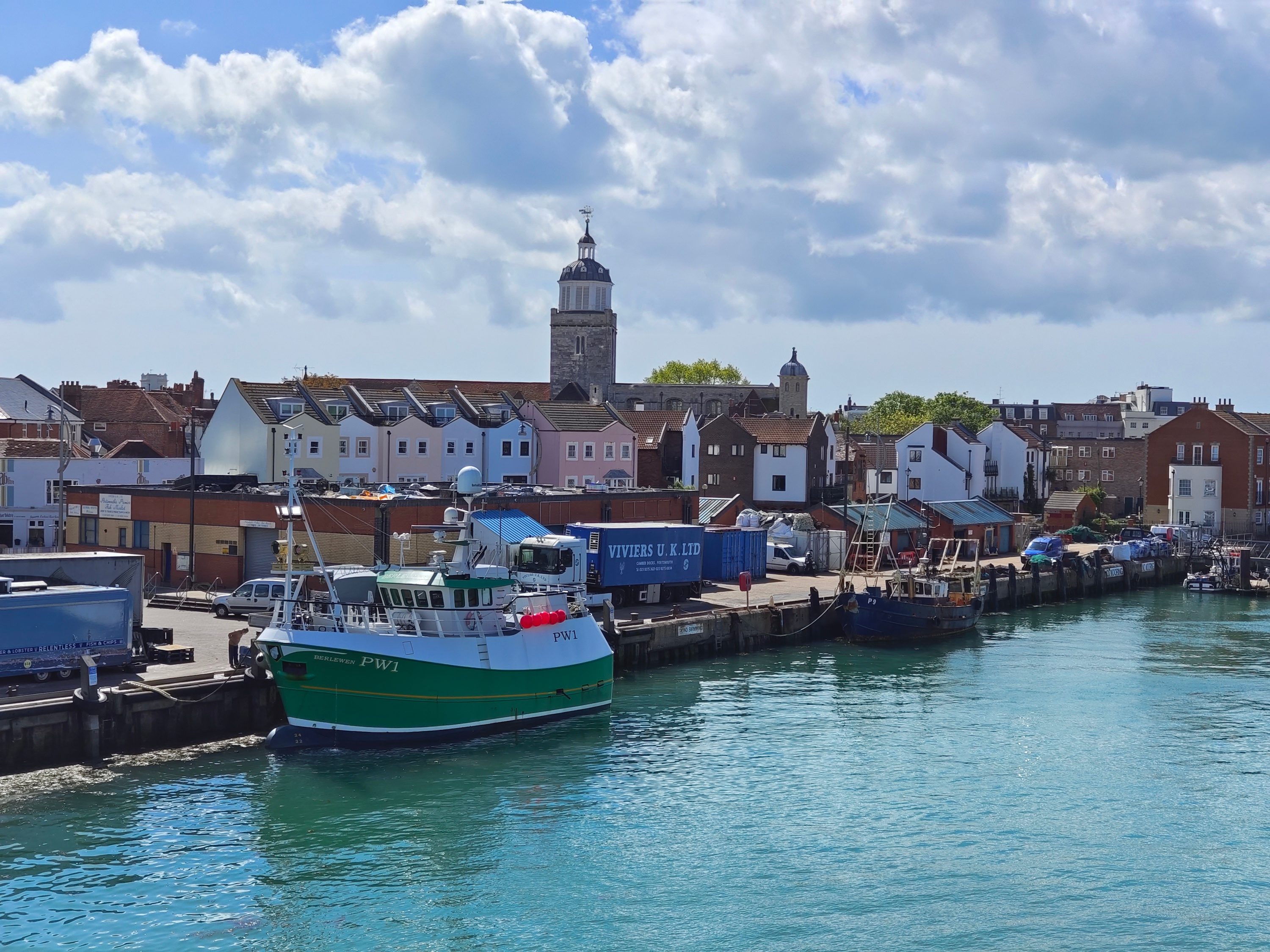 A 2x zoom photo of a boat taken with the Vivo X80 Pro.
