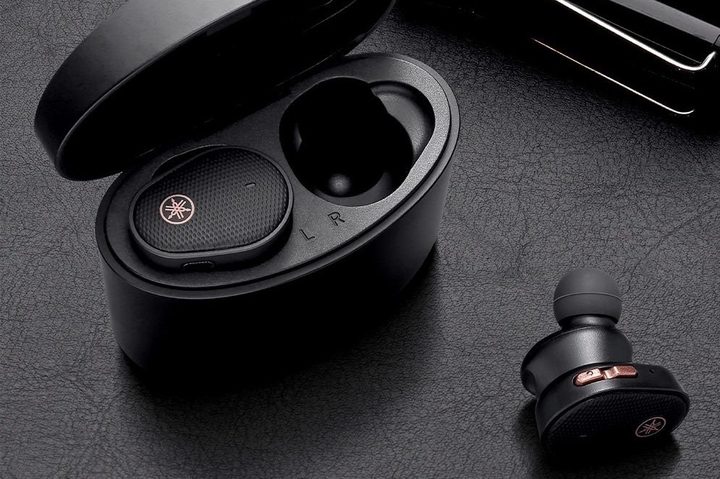 Yamaha TW-E5B earbuds in black.