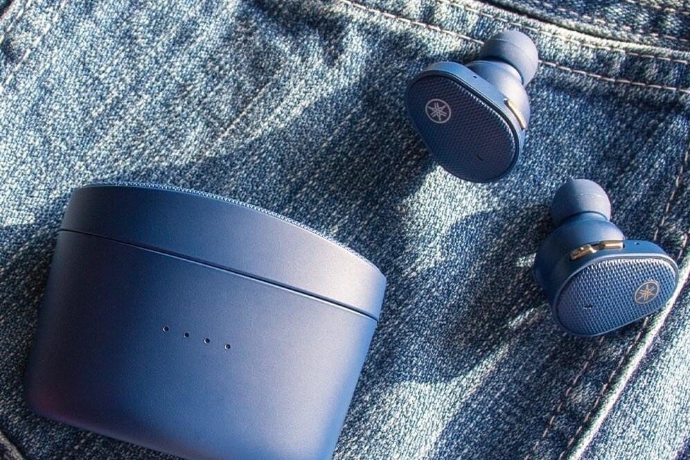 Yamaha TW-E5B earbuds in blue.