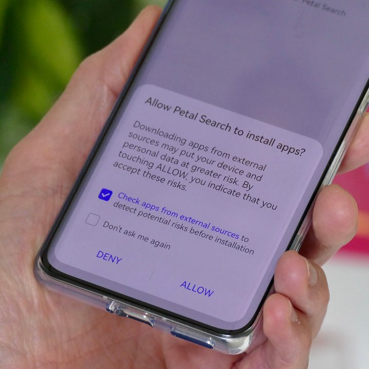 A warning about installing APK files on a Huawei phone.