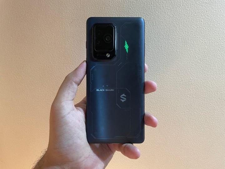 Black Shark 5 Pro back in hand.