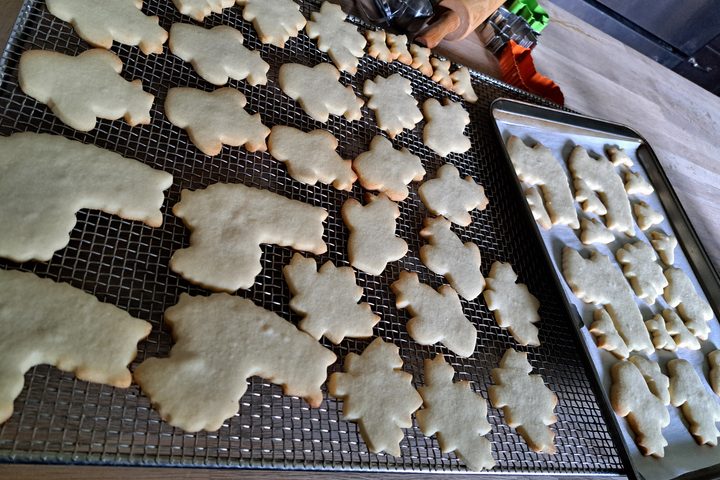 Baked cookies cooling down on a table.