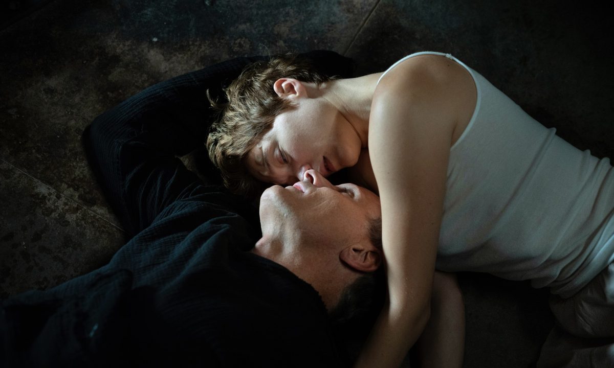 Léa Seydoux and Viggo Mortensen get intimate.