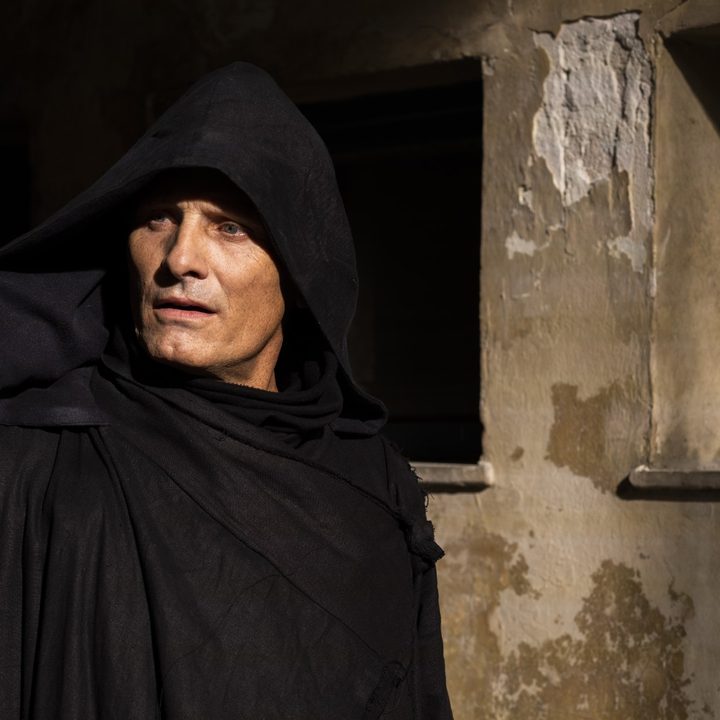 Viggo Mortensen wears a black cloak well.