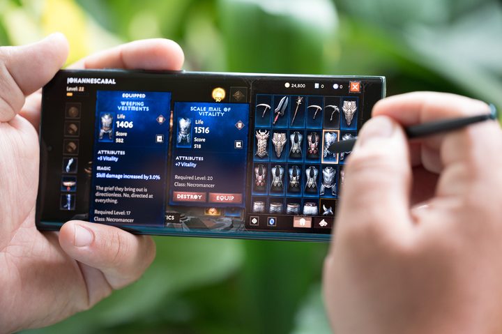 Diablo Immortal gameplay with stylus on the Samsung Galaxy S22 Ultra.