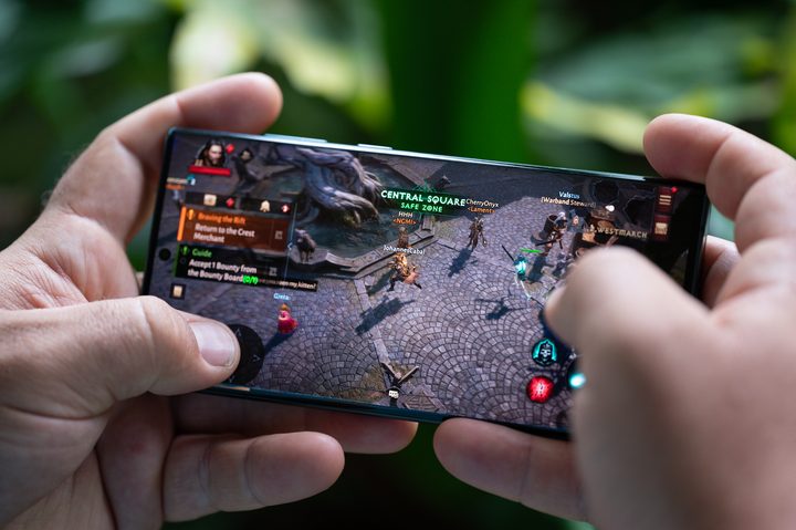 Diablo Immortal gameplay on the Samsung Galaxy S22 Ultra.
