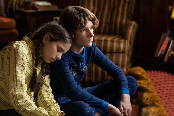 Gwen rests her head on Finney's shoulder in The Black Phone.