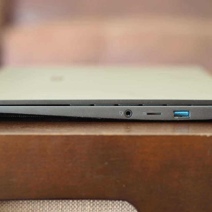 A USB-A 3.2 Gen 1 port, a 3.5mm audio jack, and a micro SD card reader can be seen on the right-hand side of the MSI Prestige 14.