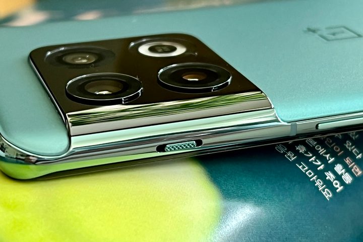 The OnePlus 10 Pro's Alert Slider.