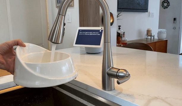 Filling up a dog's water dish with precisely measured water from U by MOen.