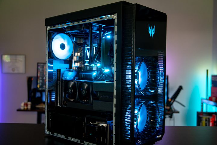 Acer Predator Orion 7000 with the side panel removed.