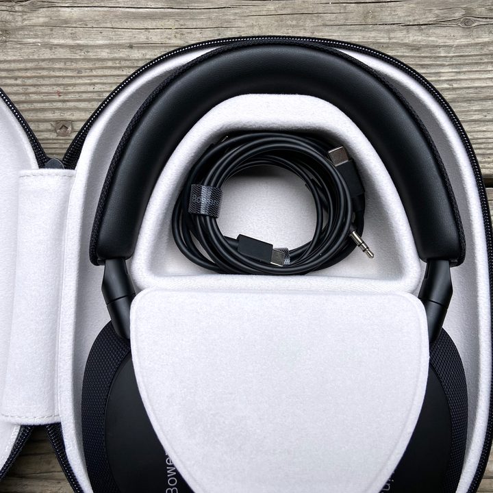 Bowers & Wilkins Px7 S2 accessories.
