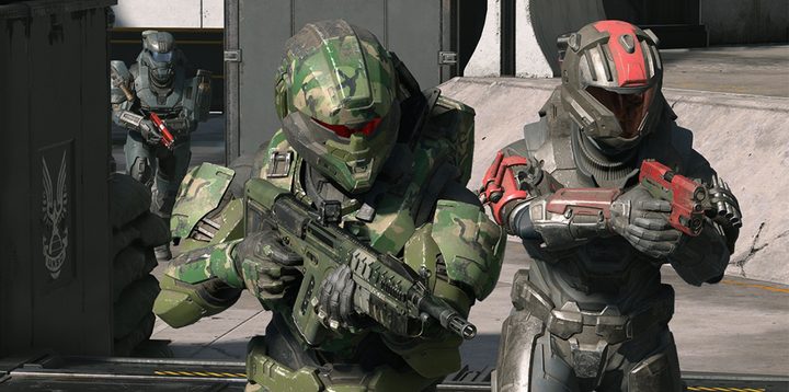 Three spartans standing together in Halo Infinite.