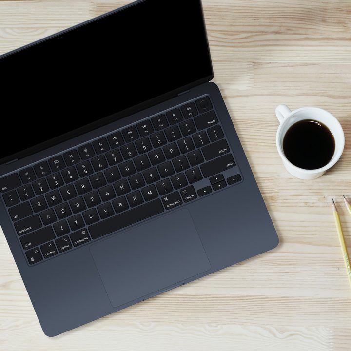 Macbook Air (2022) sits on a desk.