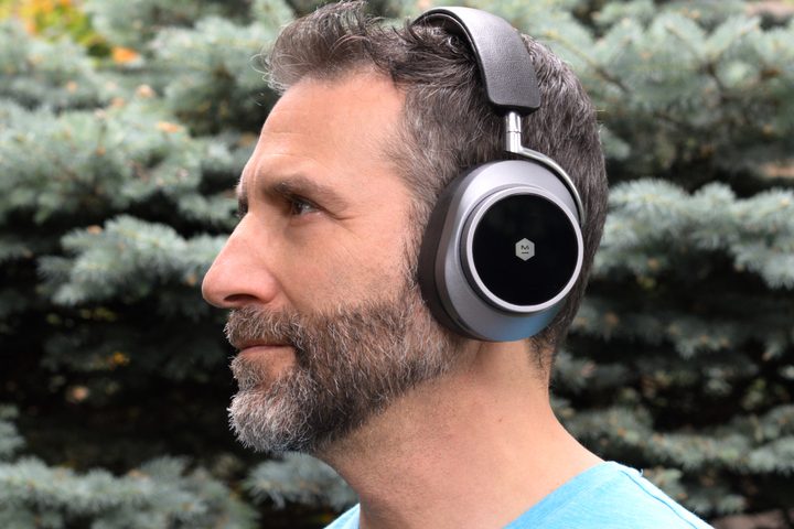 Side view of man wearing Master & Dynamic MW75.