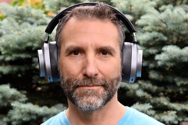 Front view of man wearing Master & Dynamic MW75.