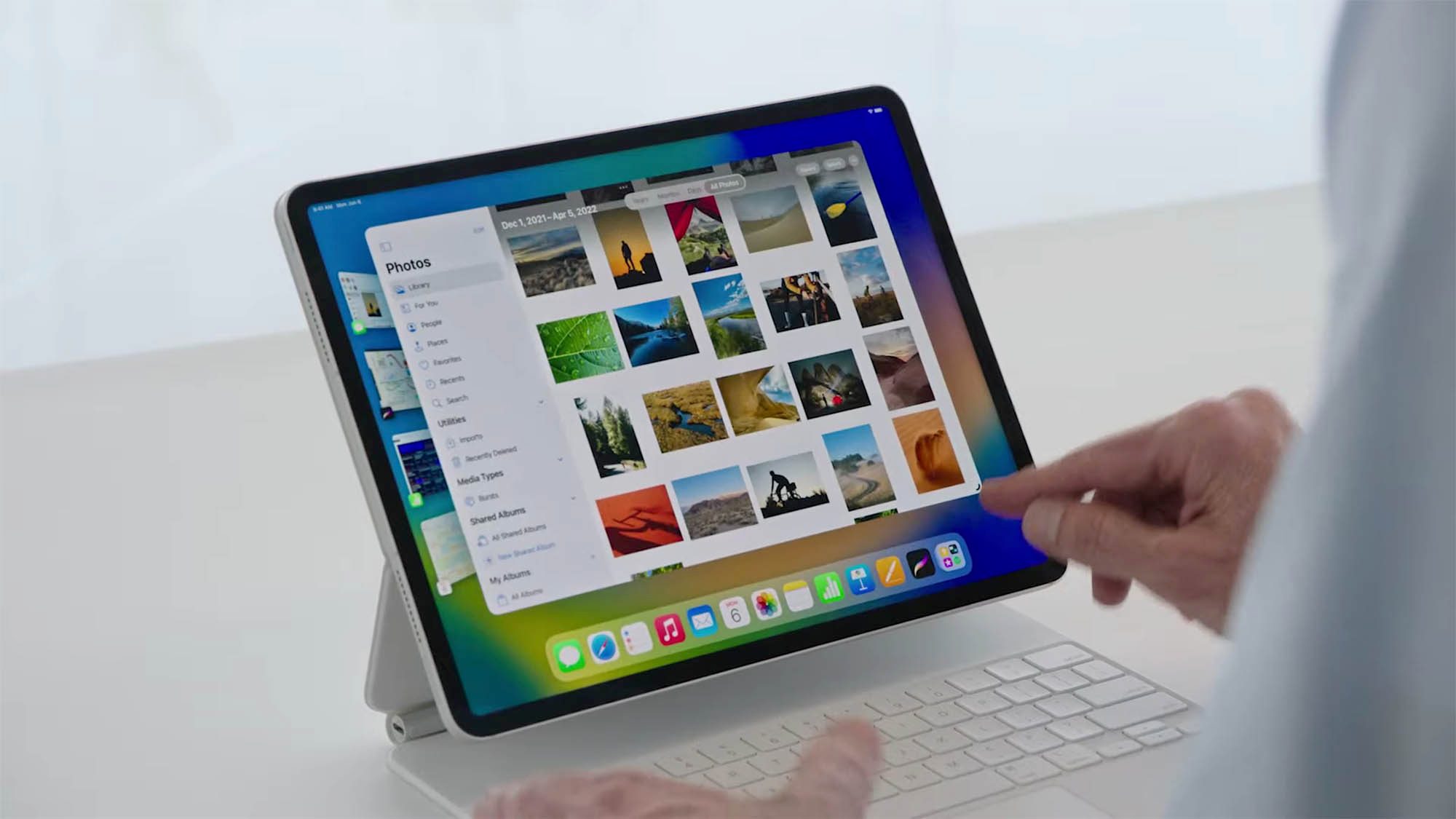 An iPad using Stage Manager in iPadOS 16.