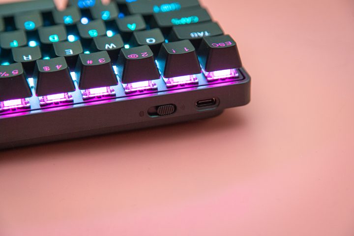 Dual connection switch on the SteelSeries Apex Pro Mini Wireless.