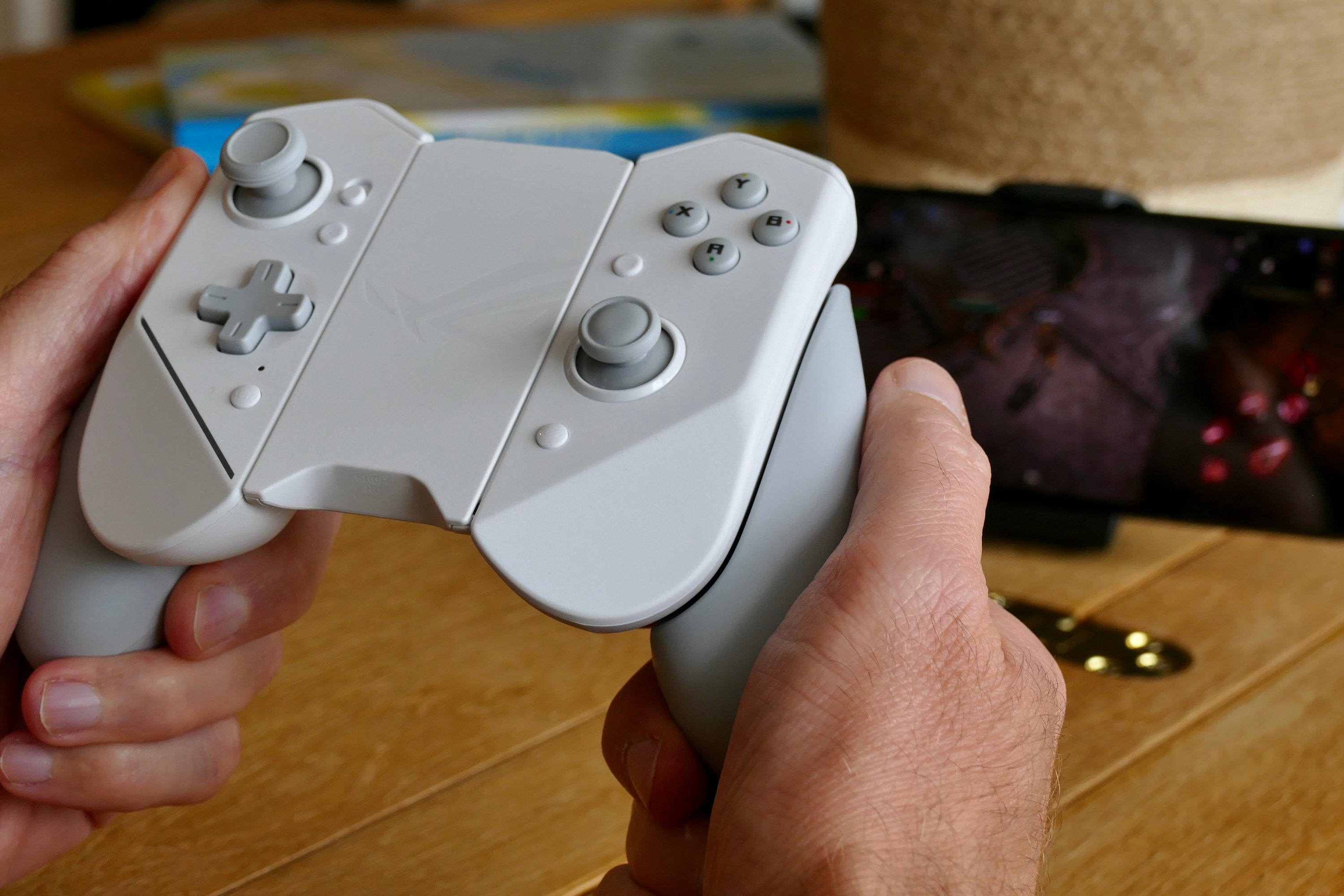 The Kunai 3 controller in wireless mode.