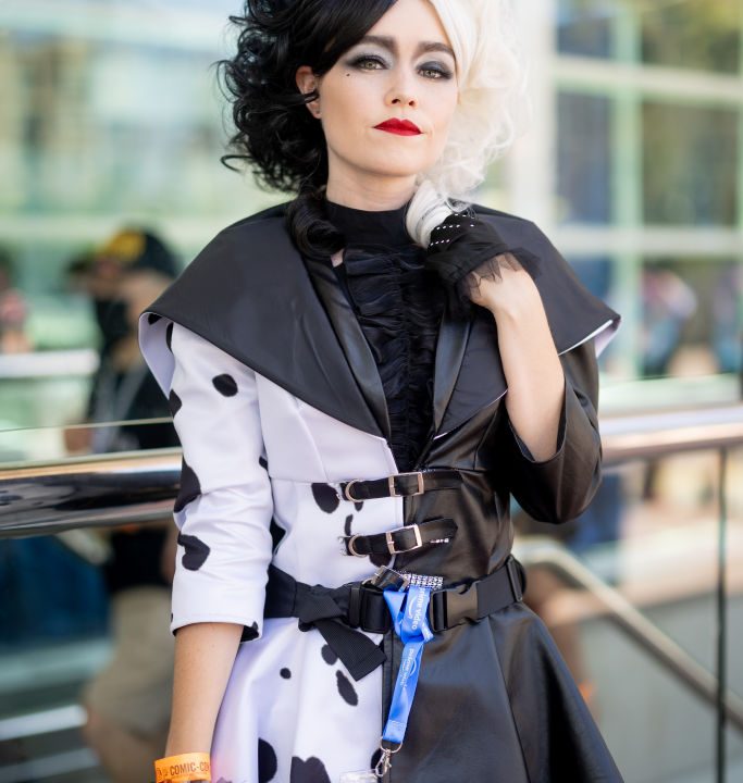 A female cosplayer dressed as Cruella de Vil at Comic-Con 2022.