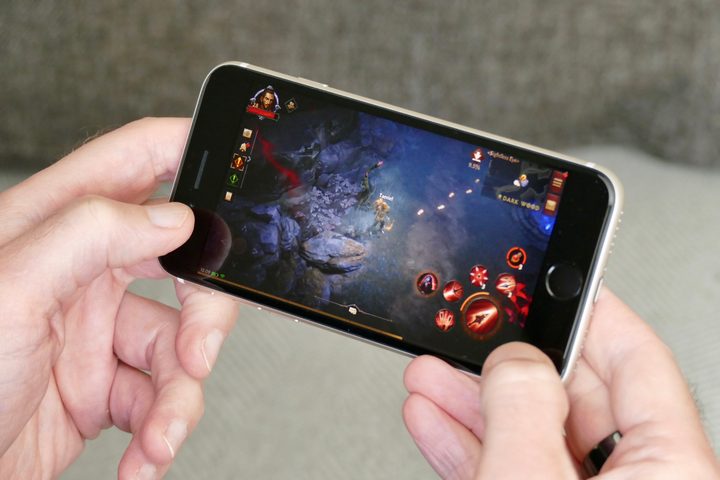 Diablo Immortal on the iPhone SE (2022)