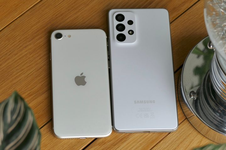 The Galaxy A53 and iPhone SE 2022 seen from the back.
