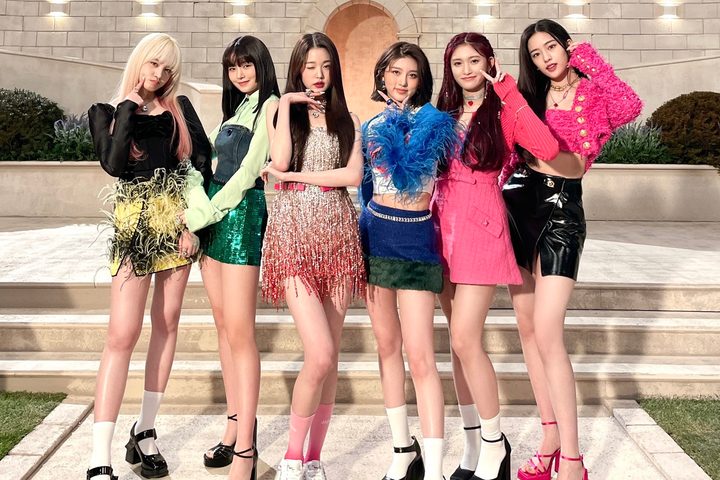 Group shot of the K-pop group Ive.
