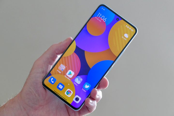 The Xiaomi 12 Lite's screen, held in a mans hand.