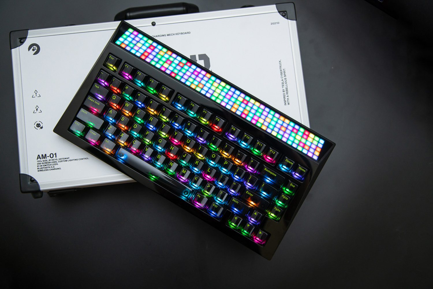 Cyberboard R2 Le Smoking review: A $700 keyboard that's somehow