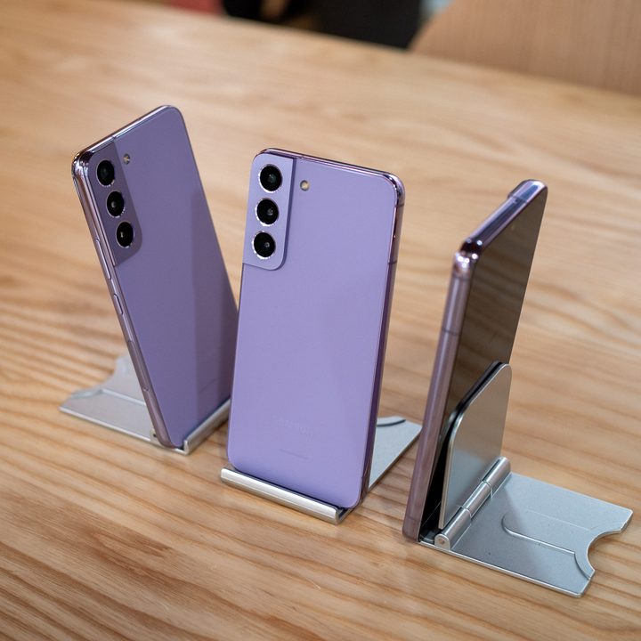 Purple Samsung Galaxy S22 phones.