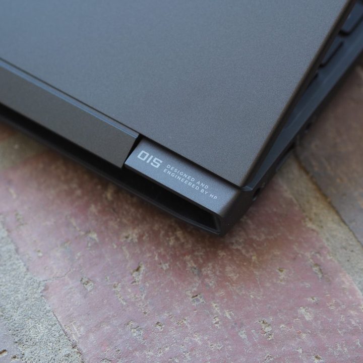HP Victus 15 edge view showing HP stamp.