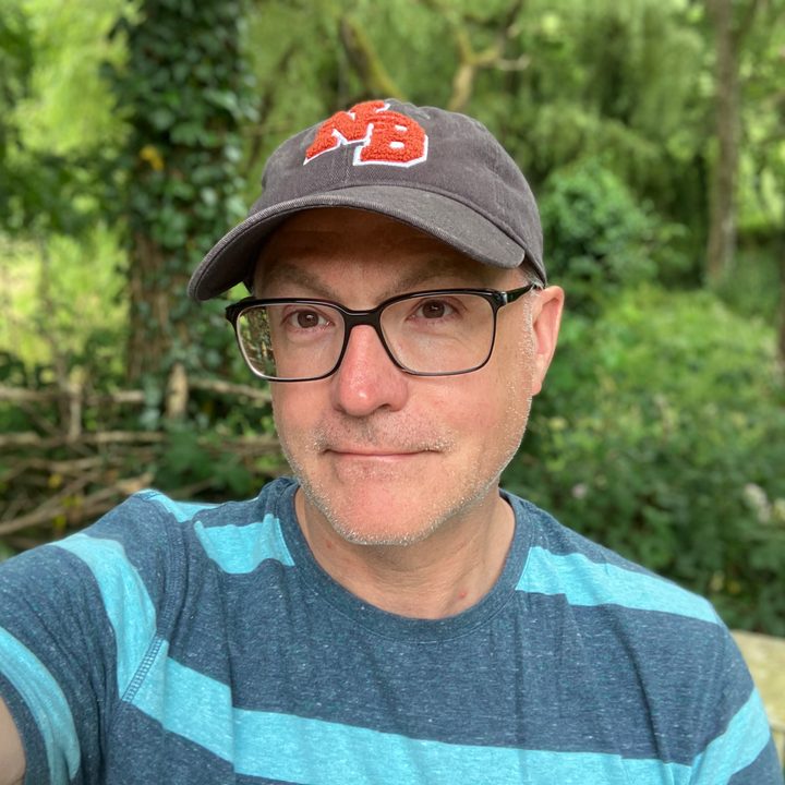 Portrait selfie taken with the iPhone SE (2022).