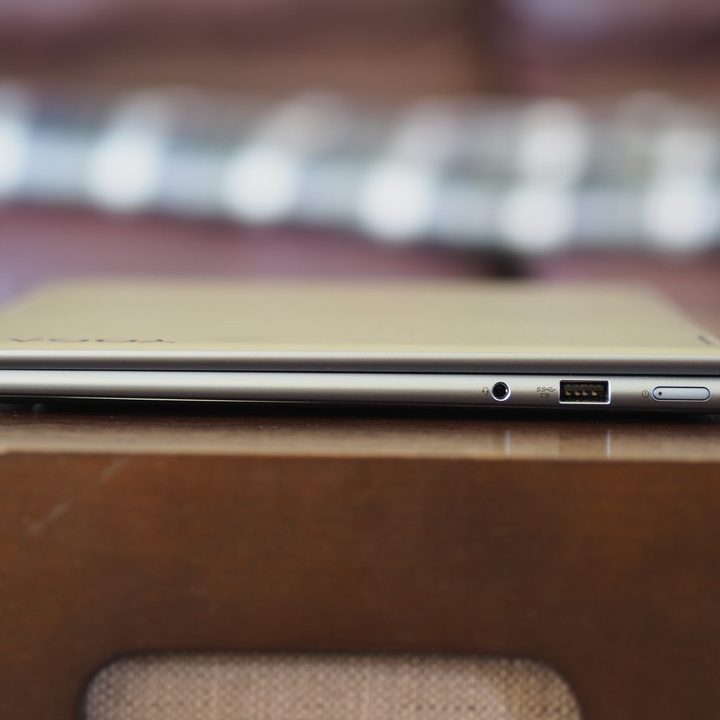 Lenovo Yoga 7i Gen 7 right side view showing ports.