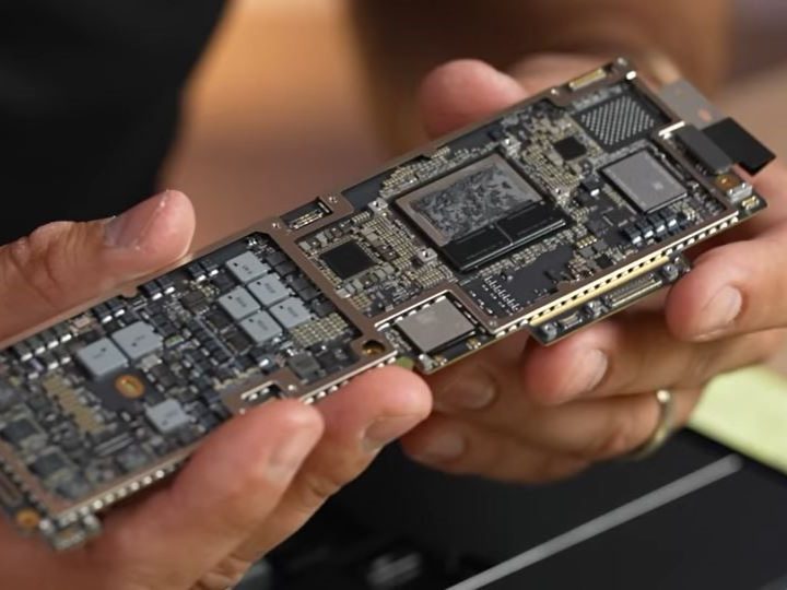 The motherboard of the M2 MacBook Air is revealed in a YouTube teardown.