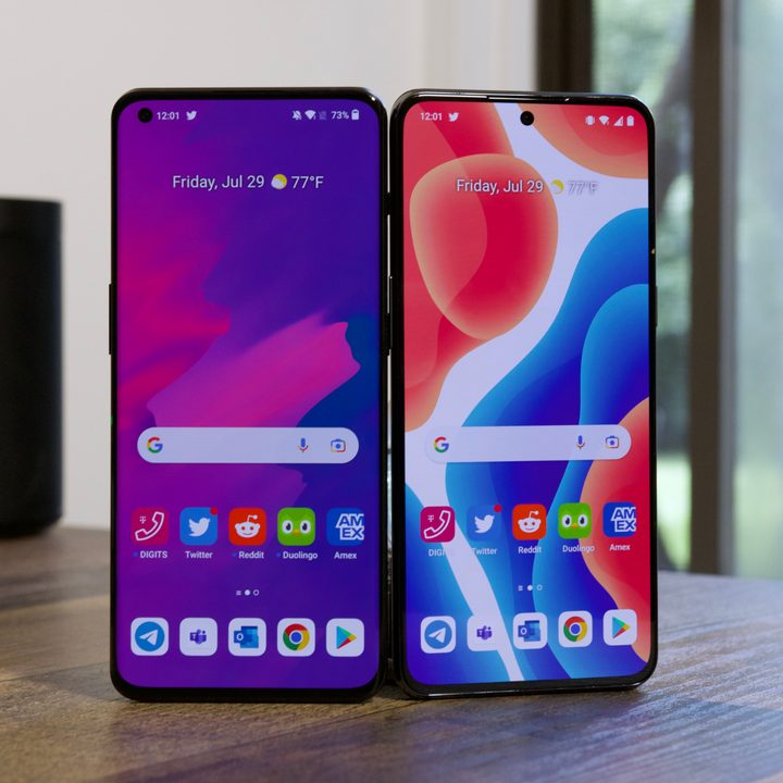OnePlus 10T and OnePlus 10 Pro standing up next to each other, with their displays on.