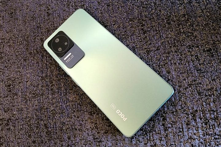 Rear panel of the Poco F4 in green trim
