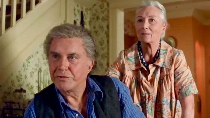 Uncle Ben and Aunt May looking in the same direction in Spider-Man.