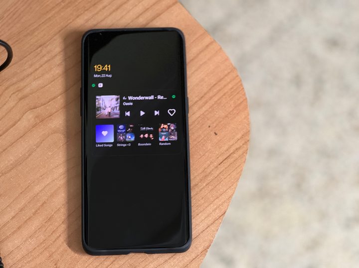 ColorOS 13 AOD with Spotify.