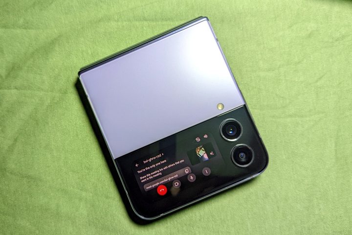 Samsung Galaxy Z Flip 4 with CoverScreen OS and zoom