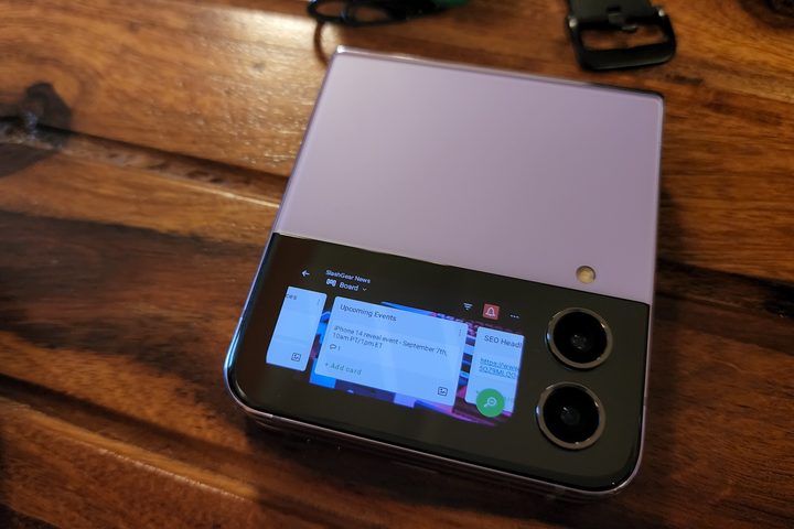 Samsung Galaxy Z Flip 4 with CoverScreen OS and trello