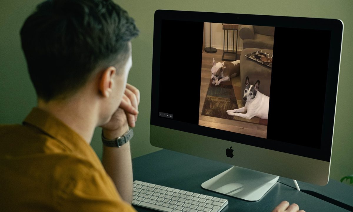 Google Photos slideshow on an iMac.