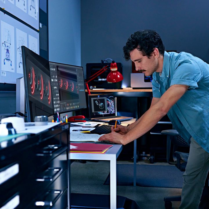 A man uses a HP Z32k G3 4K USB-C monitor.