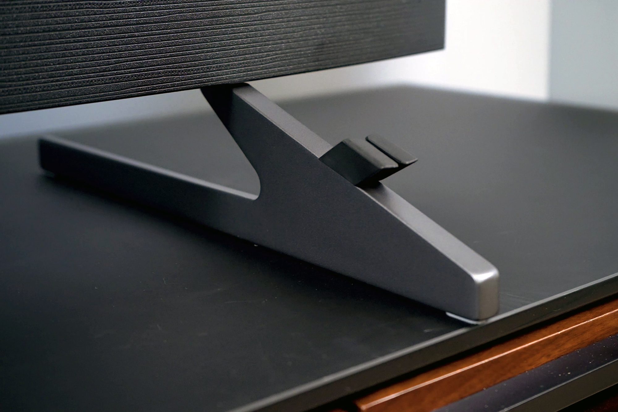 Stand foot for the Hisense U8H 4K mini-LED.