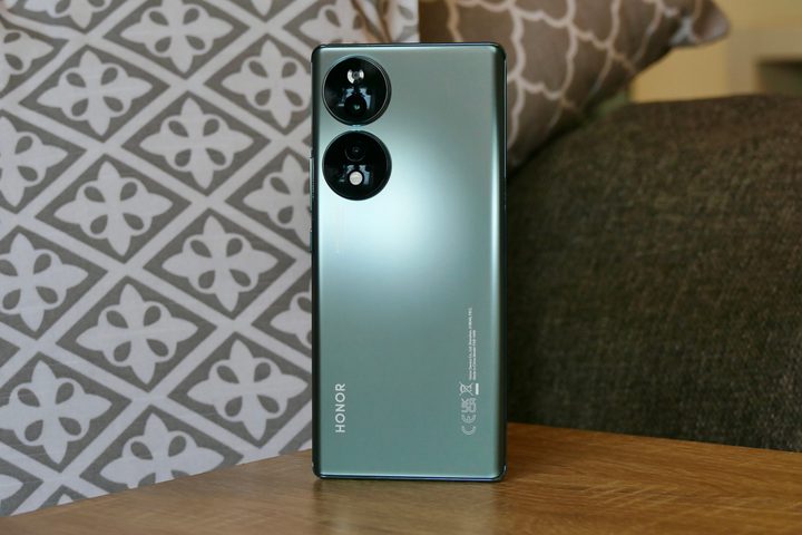 Honor 70 seen from the back.