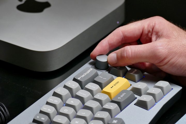 Using the knob on the Keychron Q8.