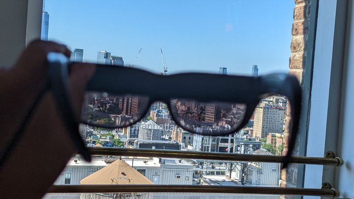 The display on the glasses