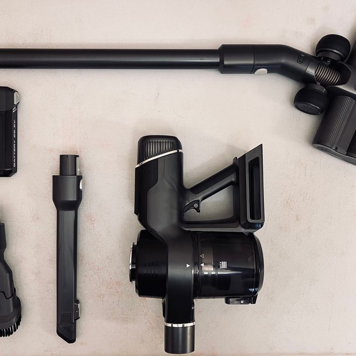 A top-down view of the Levoit VortexIQ 40 package contents.