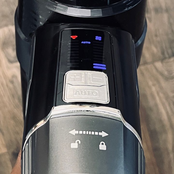 The Levoit VortexIQ 40 auto suction meter showing the level.